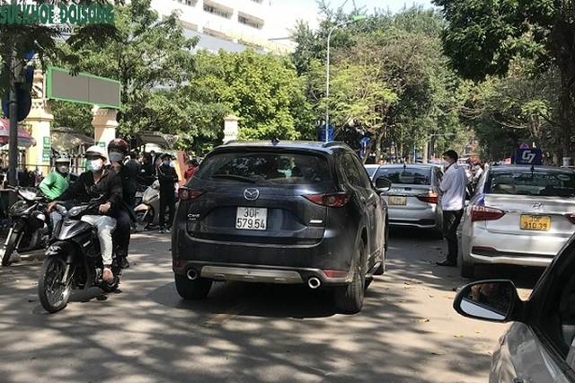 Taxi “hoành hành” cổng Bệnh viện Việt Đức, bao giờ chấm dứt ? - Ảnh 2.