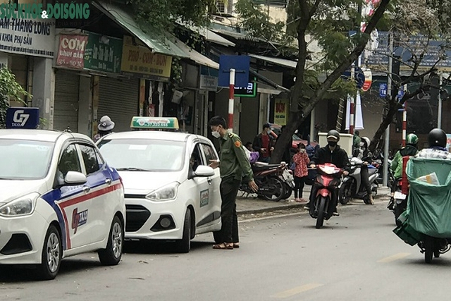 Taxi “hoành hành” cổng Bệnh viện Việt Đức, bao giờ chấm dứt ? - Ảnh 7.