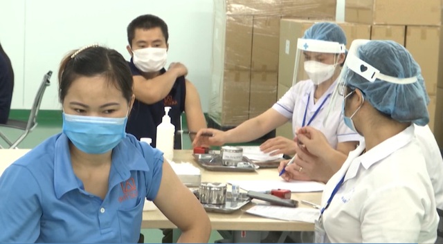 Hơn 2.800 công nhân ở Hà Nam mắc COVID-19, doanh nghiệp tìm cách thích ứng an toàn - Ảnh 2.