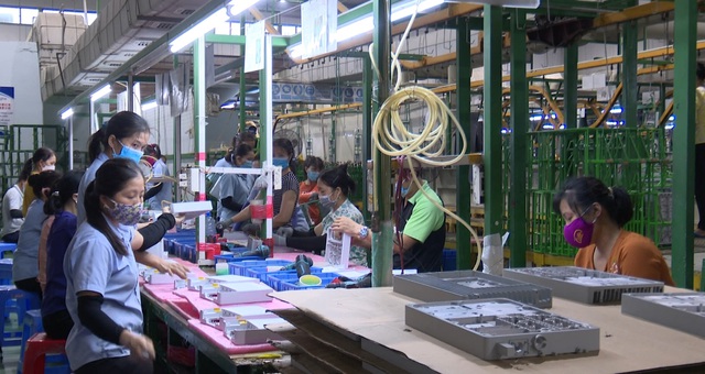 Hơn 2.800 công nhân ở Hà Nam mắc COVID-19, doanh nghiệp tìm cách thích ứng an toàn - Ảnh 3.