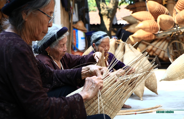 Về làng đan đó xem các cụ “múa” nan tre - Ảnh 3.