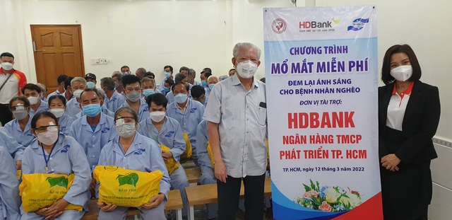 HDBank trao tặng 2.800 thẻ Bảo hiểm y tế và tài trợ 1.000 ca phẫu thuật mắt cho người dân - Ảnh 3.