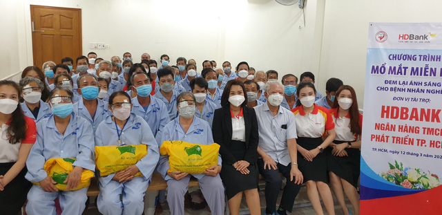 HDBank trao tặng 2.800 thẻ Bảo hiểm y tế và tài trợ 1.000 ca phẫu thuật mắt cho người dân - Ảnh 2.