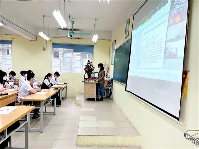 Giáo viên và học sinh mắc COVID-19 tăng cao, nhiều nơi lại chuyển sang học trực tuyến - Ảnh 2.