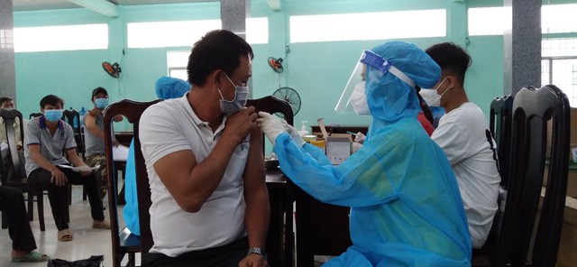 Khánh Hòa: Tiêm vaccine COVID-19 an toàn từ đô thị đến nông thôn - Ảnh 4.