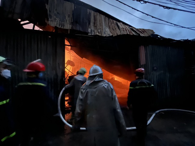 Kịp thời ngăn chặn đám cháy từ dãy xưởng sản xuất trên địa bàn quận Hoàng Mai - Ảnh 5.