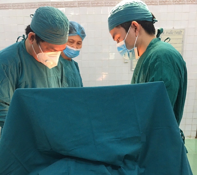 Mổ lấy thai và cắt u buồng trứng khủng cho thai phụ tại Quảng Bình - Ảnh 1.