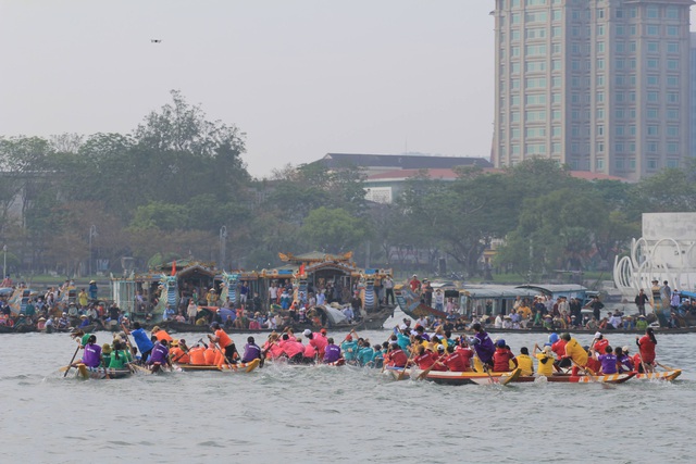Sông Hương 'dậy sóng' trong ngày hội đua ghe truyền thống TP Huế - Ảnh 1.