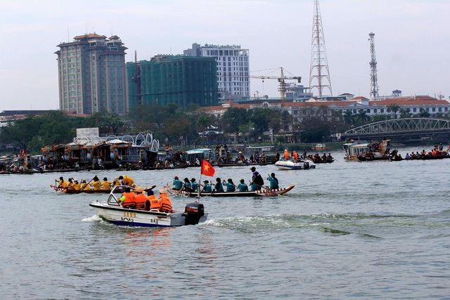 Sông Hương 'dậy sóng' trong ngày hội đua ghe truyền thống TP Huế - Ảnh 9.