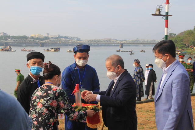 Sông Hương 'dậy sóng' trong ngày hội đua ghe truyền thống TP Huế - Ảnh 10.
