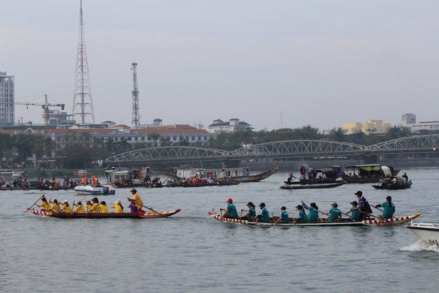 Sông Hương 'dậy sóng' trong ngày hội đua ghe truyền thống TP Huế - Ảnh 2.