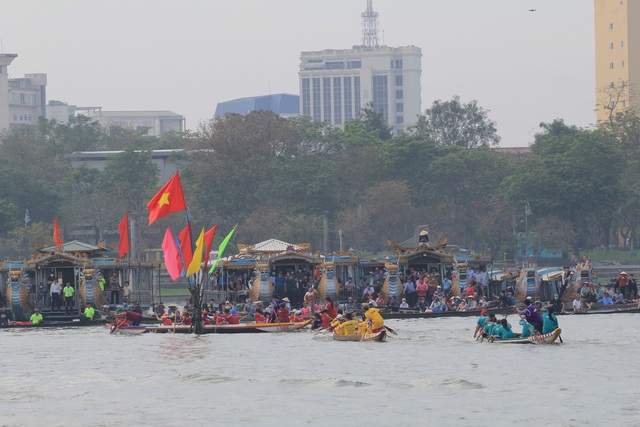 Sông Hương 'dậy sóng' trong ngày hội đua ghe truyền thống TP Huế - Ảnh 3.