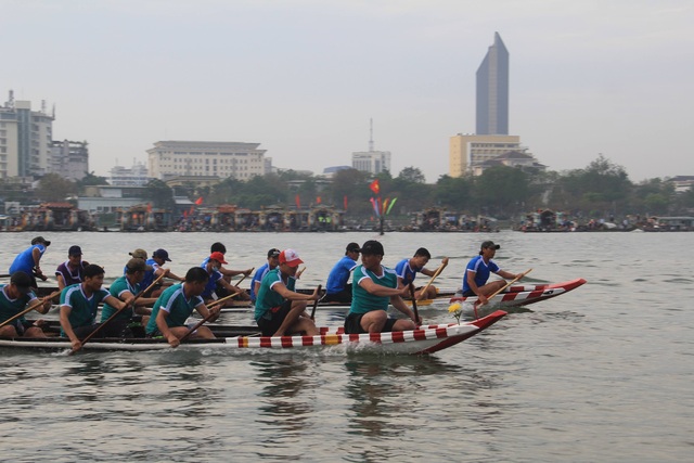 Sông Hương 'dậy sóng' trong ngày hội đua ghe truyền thống TP Huế - Ảnh 4.