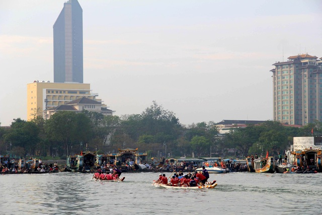 Sông Hương 'dậy sóng' trong ngày hội đua ghe truyền thống TP Huế - Ảnh 5.