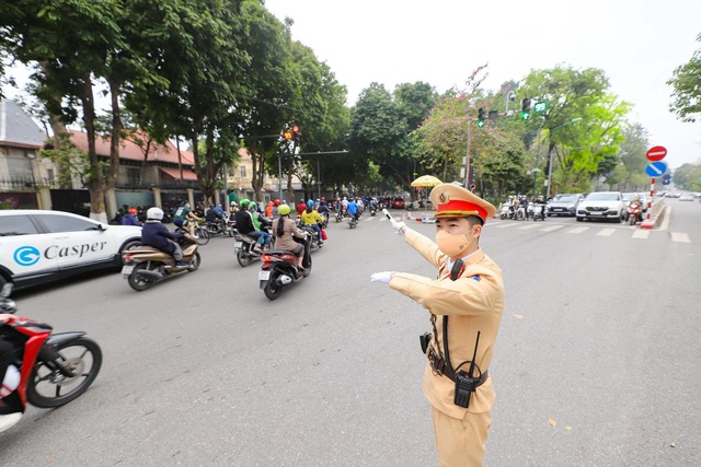 Đoàn thanh niên Công an Hà Nội ra quân bảo đảm an toàn giao thông tại 20 nút trọng điểm đón Sea Games 31 - Ảnh 1.