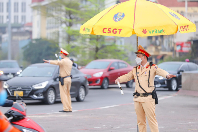 Đoàn thanh niên Công an Hà Nội ra quân bảo đảm an toàn giao thông tại 20 nút trọng điểm đón Sea Games 31 - Ảnh 4.