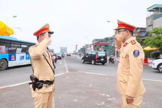 Đoàn thanh niên Công an Hà Nội ra quân bảo đảm an toàn giao thông tại 20 nút trọng điểm đón Sea Games 31 - Ảnh 3.