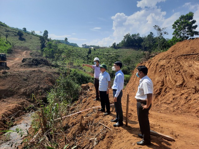 Y sĩ quân đội nghỉ hưu hiến hàng trăm m2 đất để làm đường giao thông - Ảnh 2.