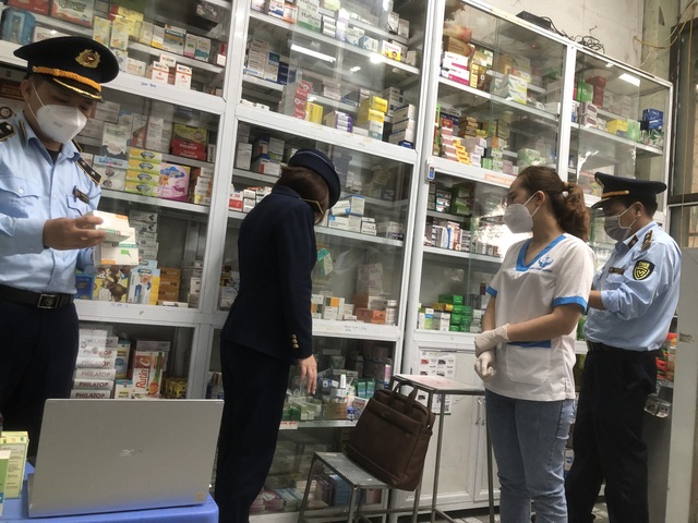 Đoàn kiểm tra Đội QLTT số 2 kiểm tra tại hộ kinh doanh thuốc Tân Dược
