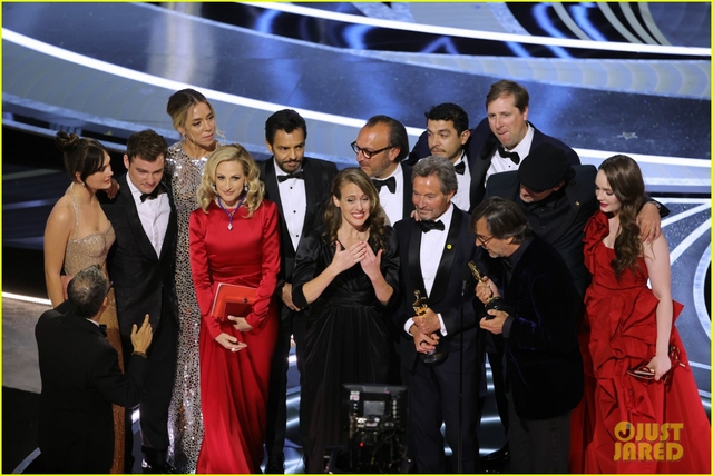 Oscar 2022 gọi tên các chủ nhân, nam diễn viên khiếm thính đầu tiên giành giải Oscar - Ảnh 3.
