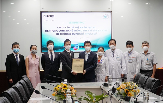 Đại diện Công ty FUJIFILM Việt Nam đã trao tặng trọn bộ giải pháp công nghệ thông tin y tế toàn diện cho Bệnh viện Chợ Rẫy.