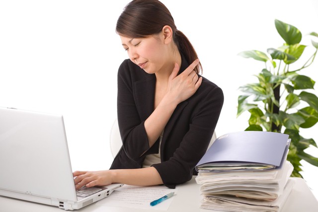 Ai hay bị đau cổ vai gáy? Nguyên nhân, triệu chứng, cách điều trị và bài tập hạn chế cơn đau  - Ảnh 3.