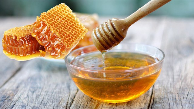 Hướng dẫn F0 điều trị tại nhà cách sử dụng mật ong để giảm ho hiệu quả - Ảnh 2.