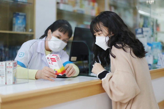 Người dân tìm mua sản phẩm tăng sức khỏe mùa dịch, hàng nhập khẩu khan hàng - Ảnh 2. Người dân tìm mua sản phẩm tăng sức khỏe mùa dịch, hàng nhập khẩu khan hàng - Ảnh 2.
