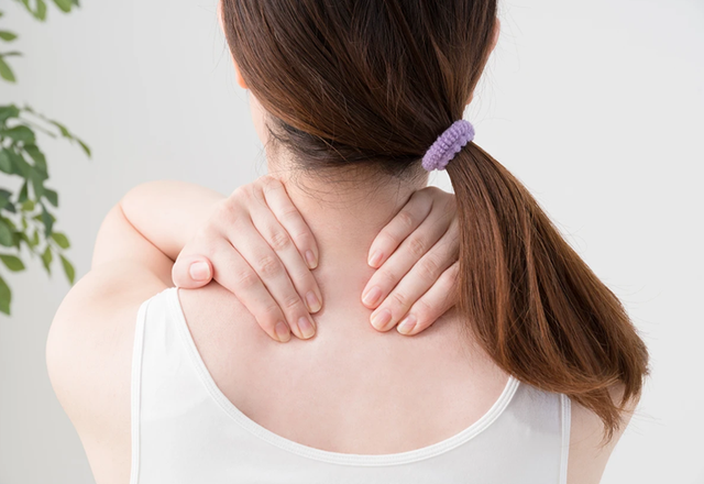 3 biện pháp đơn giản giúp giảm đau vai gáy ban đêm - Ảnh 2.