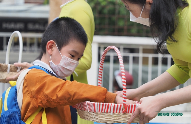 Trẻ mầm non Hà Nội phấn khởi trong ngày đầu trở lại trường  - Ảnh 13.