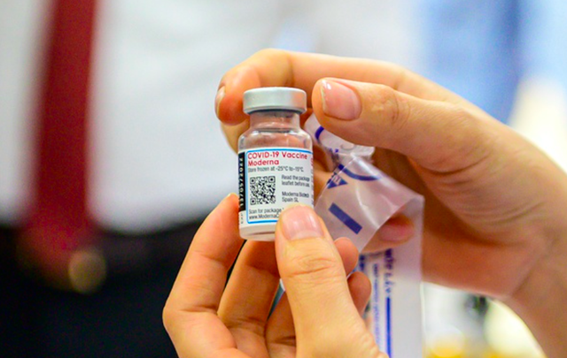 Hà Nội nhận gần 73.000 liều vaccine Moderna, dự kiến tiêm cho trẻ 5-11 tuổi từ 17/4 - Ảnh 1.