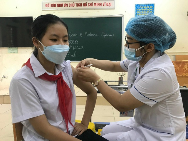 Gần 1.000 trẻ 11 tuổi đầu tiên ở Hà Nội tiêm vaccine COVID-19 - Ảnh 2.