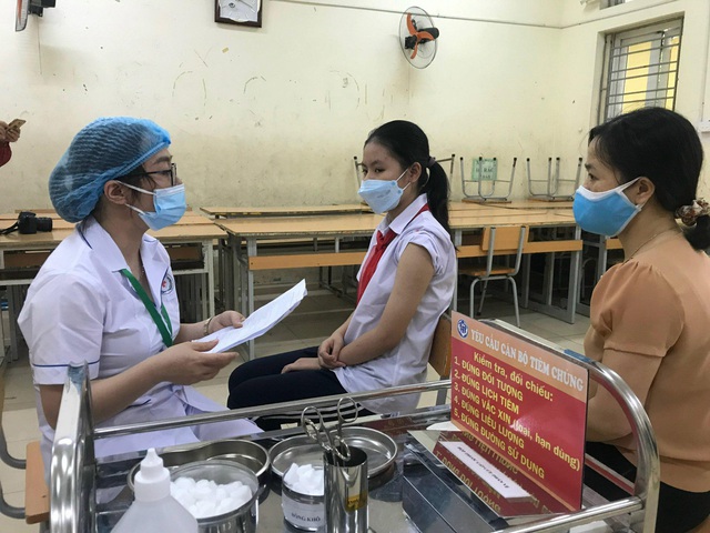 Gần 1.000 trẻ 11 tuổi đầu tiên ở Hà Nội tiêm vaccine COVID-19 - Ảnh 3.