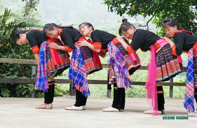 Đắm say cùng điệu múa khoe khăn của các cô gái người Mông tại bản Sin Suối Hồ - Ảnh 3.