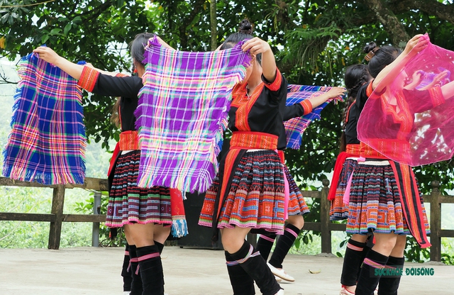 Đắm say cùng điệu múa khoe khăn của các cô gái người Mông tại bản Sin Suối Hồ - Ảnh 2.