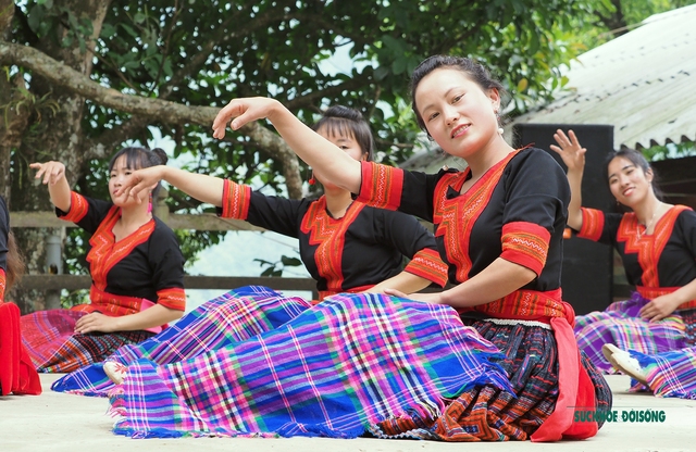 Đắm say cùng điệu múa khoe khăn của các cô gái người Mông tại bản Sin Suối Hồ - Ảnh 7.