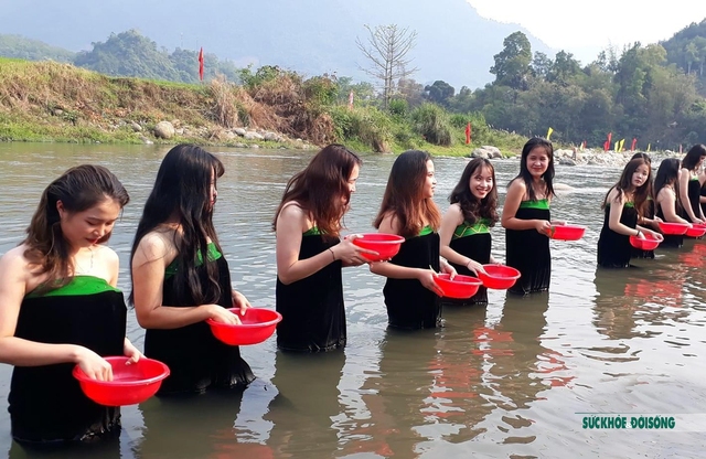 Về Phong Thổ vui Lễ hội té nước của người Thái trắng Lai Châu - Ảnh 3.