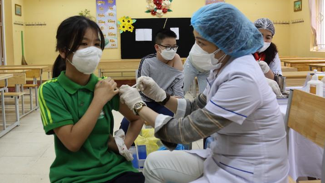 Hơn 25.000 trẻ 11 tuổi ở Hà Nội đã tiêm vaccine COVID-19, 11 dấu hiệu cần lưu ý để đưa con đi viện ngay nếu gặp  - Ảnh 1.