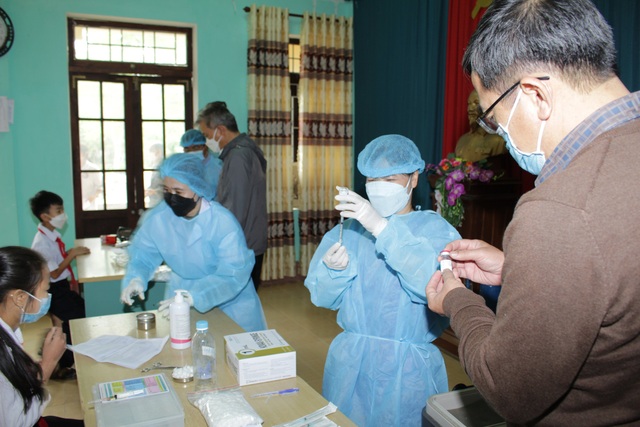 Thừa Thiên Huế: Tỷ lệ tiêm vaccine phòng COVID-19 mũi 4 còn thấp, do lơ là chủ quan - Ảnh 2.