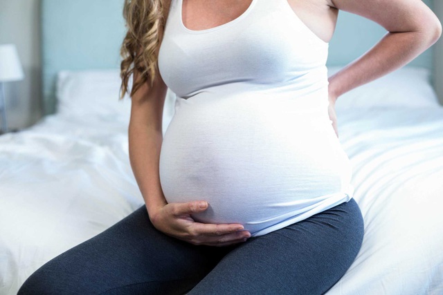 Đau quặn bụng có thể có nguyên nhân dọa sẩy thai. Ảnh minh họa