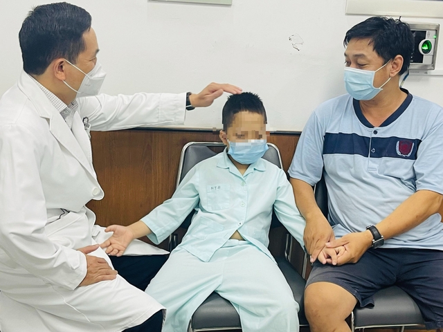 Bé trai 9 tuổi mắc bệnh tự kỷ nuốt lò xo vào cổ họng  - Ảnh 2.