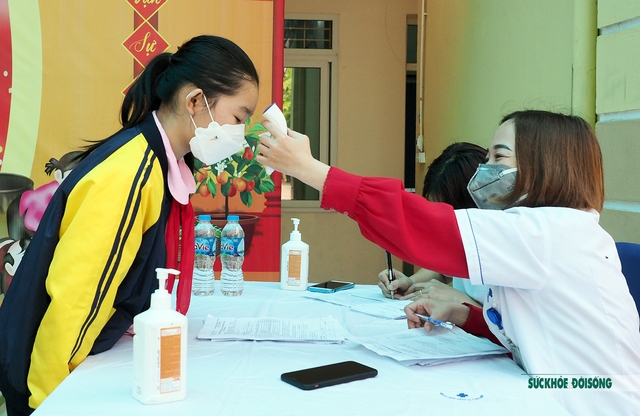 Gần 300 học sinh trường Tiểu học Mễ Trì tiêm vaccine COVID-19 trong điều kiện an toàn  - Ảnh 4.