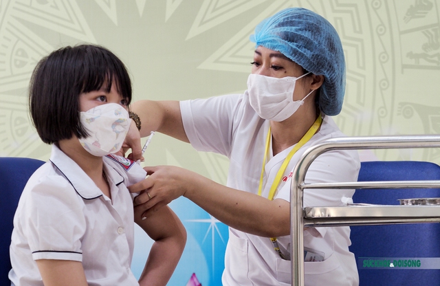 Gần 300 học sinh trường Tiểu học Mễ Trì tiêm vaccine COVID-19 trong điều kiện an toàn  - Ảnh 10.