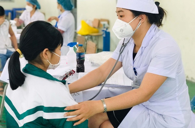 Hà Nội: Học sinh cấp 1 vui mừng khi được cha mẹ đưa đi tiêm vaccine phòng COVID-19 - Ảnh 15.