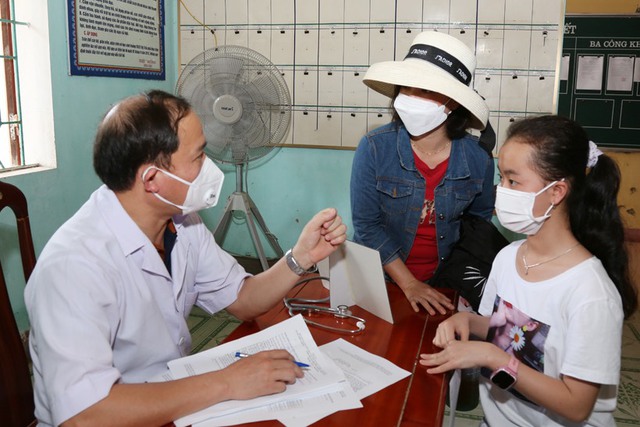 Huyện đầu tiên ở Hà Tĩnh tiêm vaccine phòng COVID-19 cho học sinh lớp 6 - Ảnh 7.