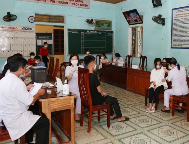 Huyện đầu tiên ở Hà Tĩnh tiêm vaccine phòng COVID-19 cho học sinh lớp 6 - Ảnh 3.