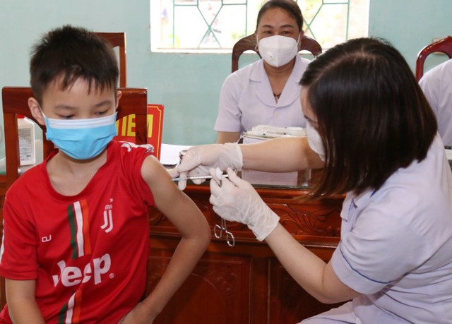 Huyện đầu tiên ở Hà Tĩnh tiêm vaccine phòng COVID-19 cho học sinh lớp 6 - Ảnh 8.