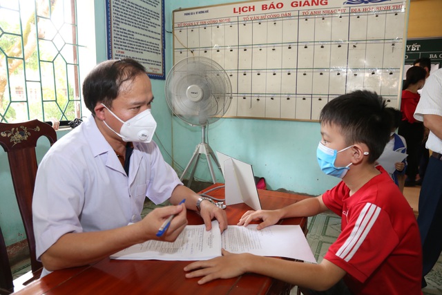 Huyện đầu tiên ở Hà Tĩnh tiêm vaccine phòng COVID-19 cho học sinh lớp 6 - Ảnh 2.