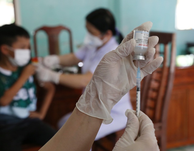 Huyện đầu tiên ở Hà Tĩnh tiêm vaccine phòng COVID-19 cho học sinh lớp 6 - Ảnh 9.