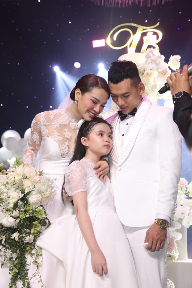 Đám cưới ca sĩ Phương Trinh Jolie - Lý Bình: ‘Bom tấn’ của làng giải trí - Ảnh 5.